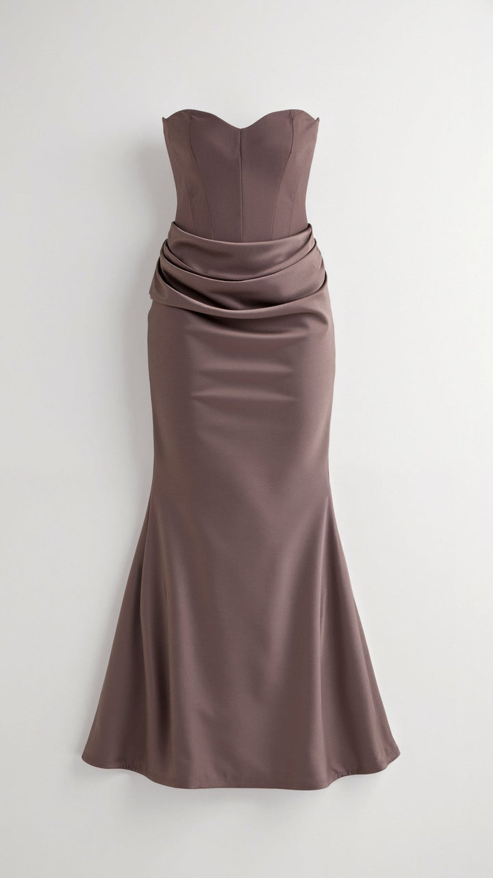Lang elegant columnkjole. Klassisk damekjole, ideel til formelle fester, galla og bryllup.