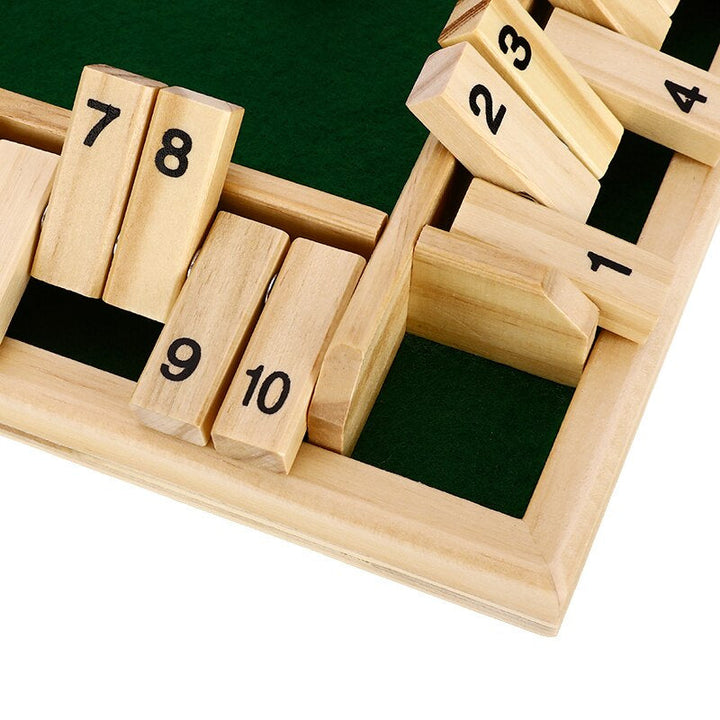 Detaljebillede af det flotte, holdbare familiespil i massivt træ, et klassisk brætspil der holder i generationer.