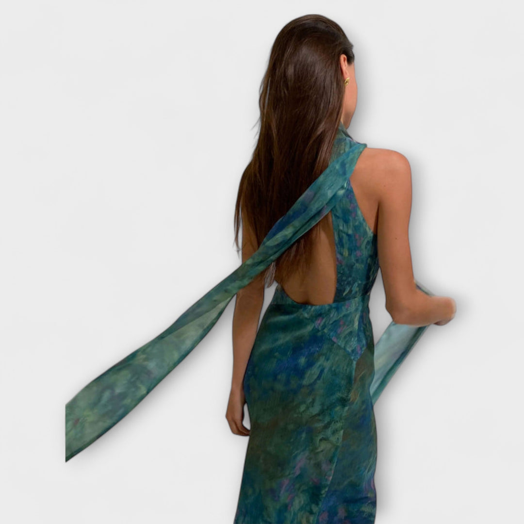 Kvinders Monet Iris print maxi kjole i grønne nuancer. En elegant og blomstret sommer- eller festkjole.