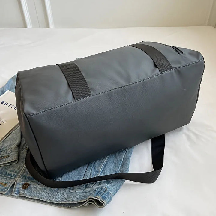 Rummelig rejsetaske med separat skorum til sko, perfekt som håndbagage eller weekendtaske for pæn opbevaring.