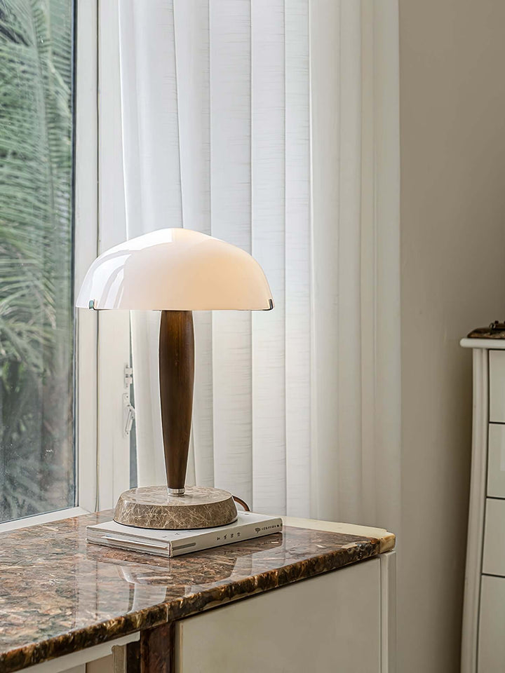 Designer bordlampe med valnødfod