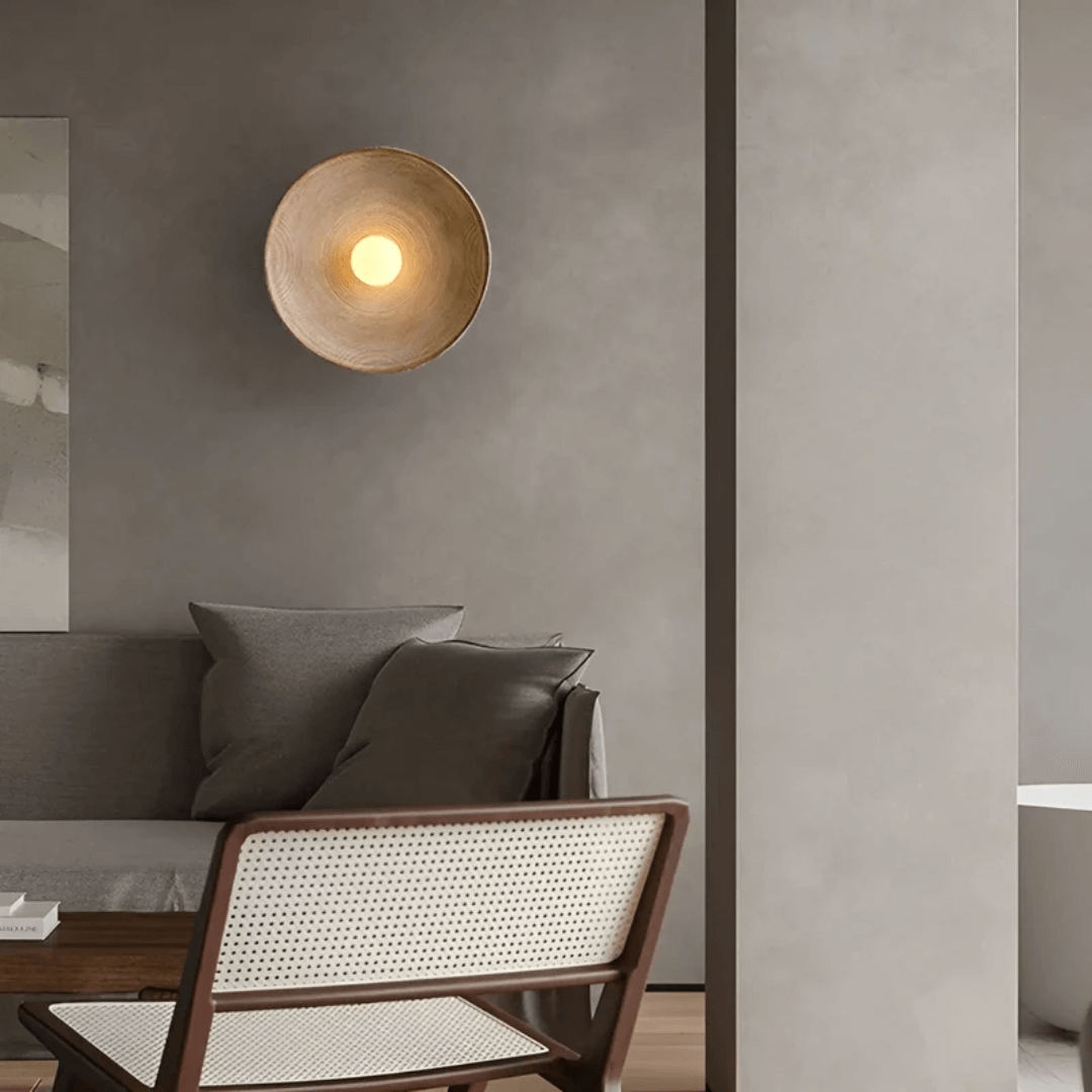 Rund LED væglampe i harpiks og glas med moderne design