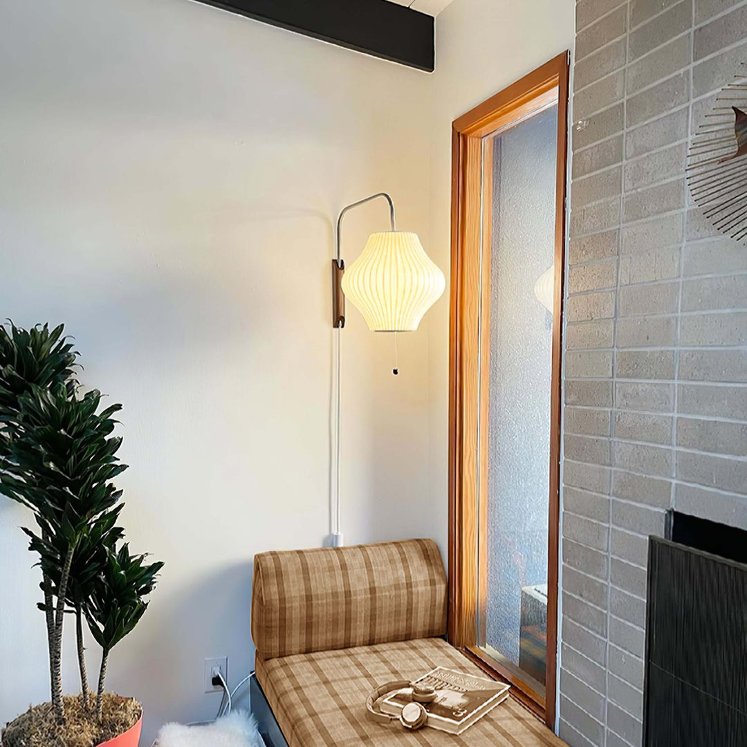 Moderne væglampe med kugledesign og varmt hvidt lys