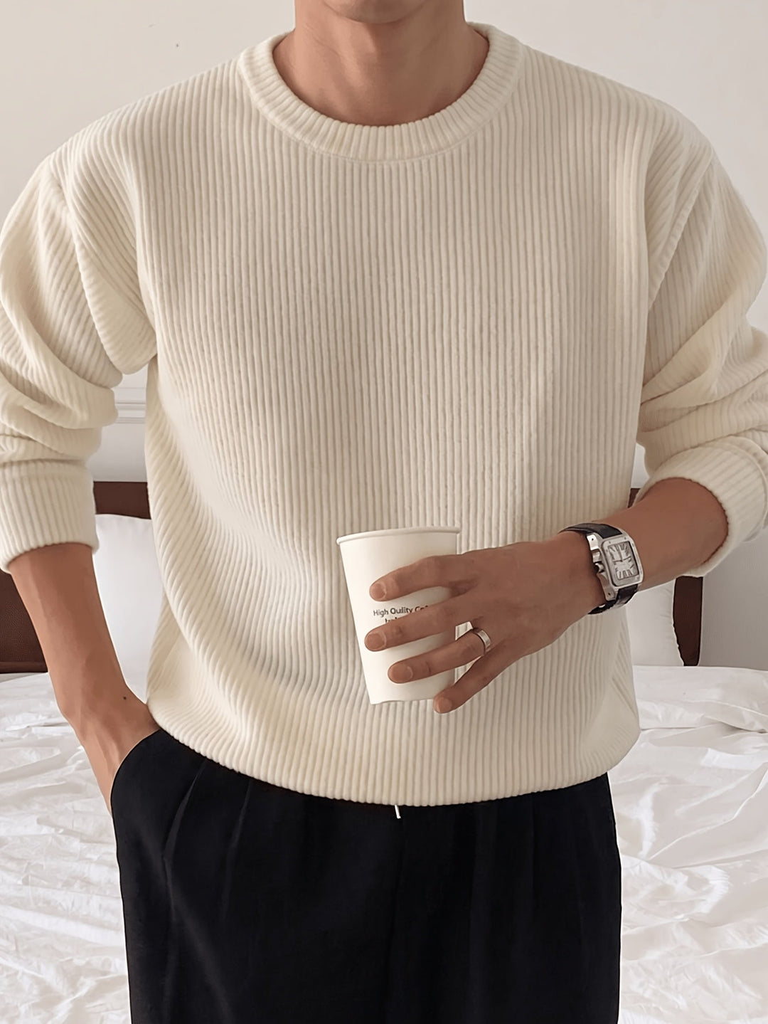 Alsidig herre ribstrikket sweater, rund hals og løs pasform, perfekt til mange anledninger.