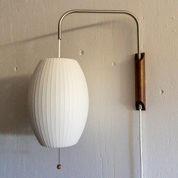 Moderne væglampe med kugledesign og varmt hvidt lys