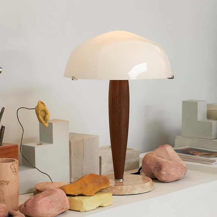 Designer bordlampe med valnødfod