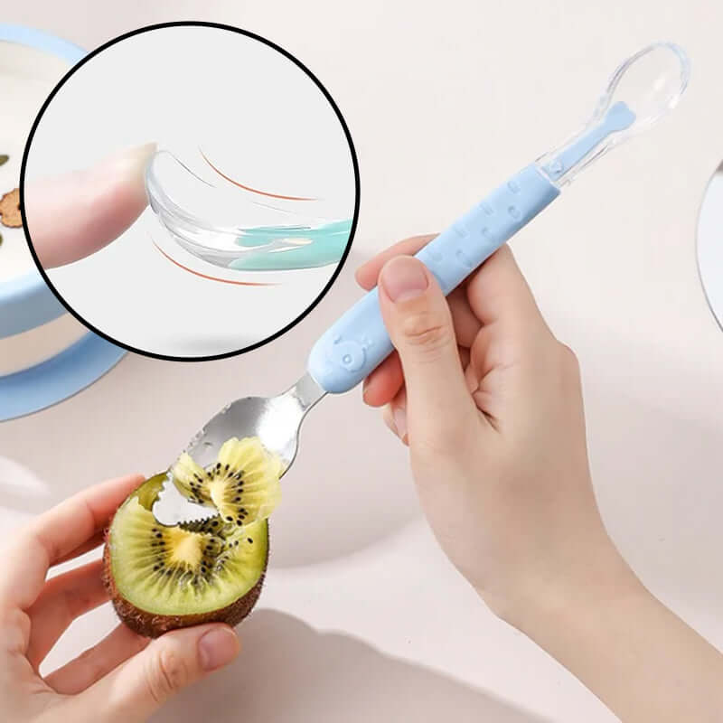 Billede af en baby, der bruger de blå silikone babyskeer til fodring