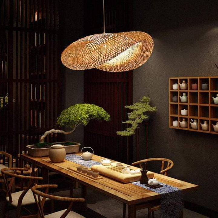 Detaljeret bambus pendellampe med indbygget LED lys. Perfekt til en boho chic interiørstil med naturlige elementer.