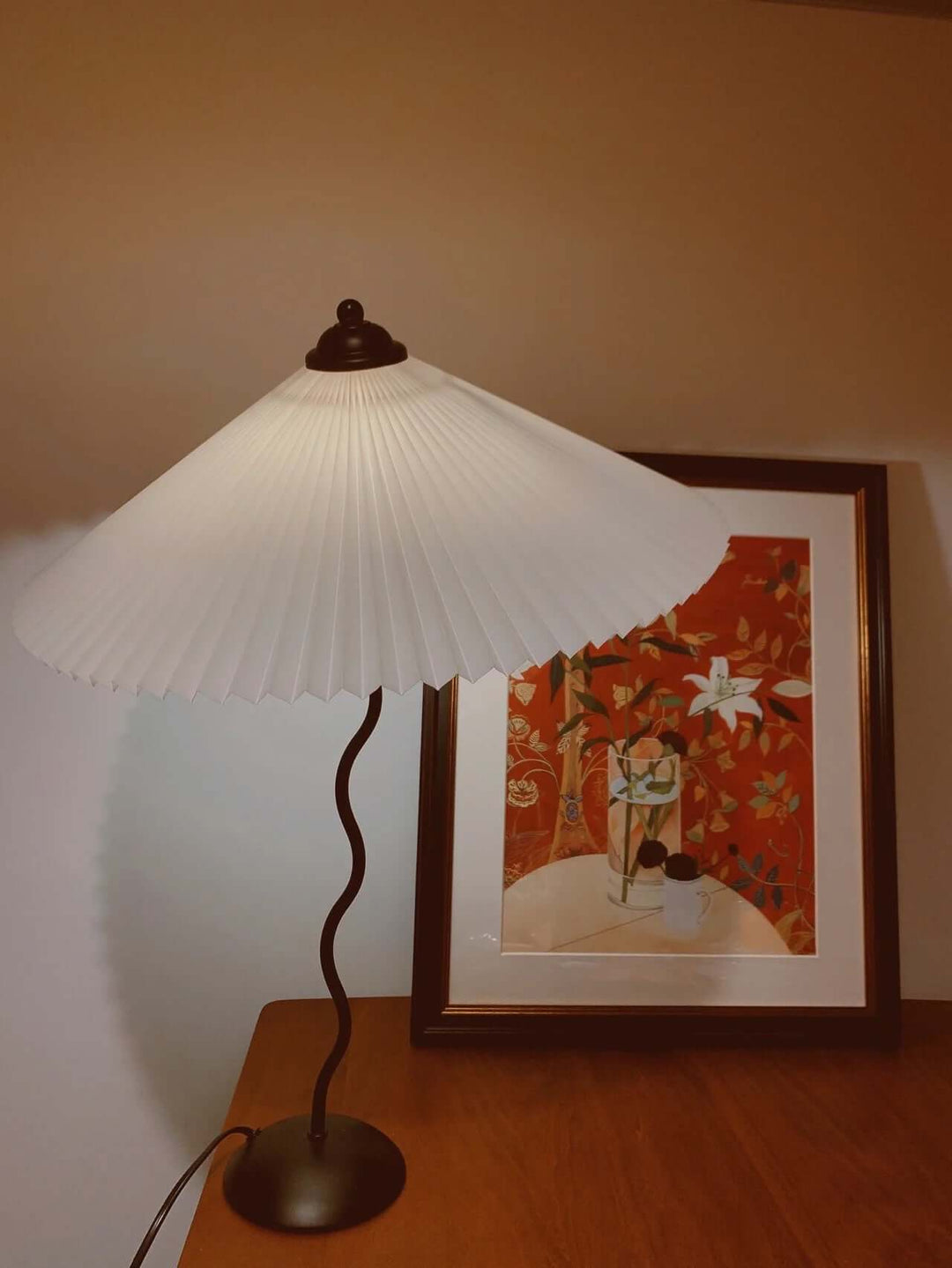 Moderne bølget desigbordlampe i metal