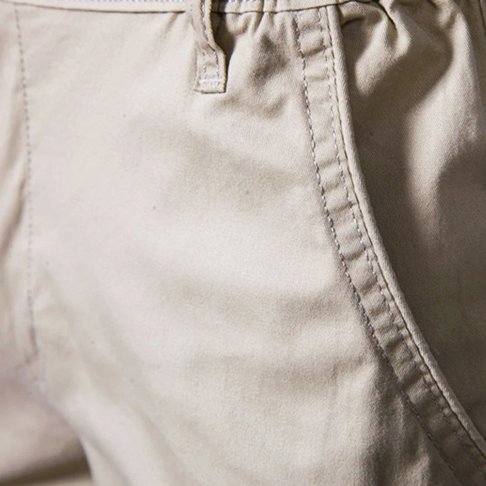 Mænds klassiske shorts med praktiske lommer og stretch for komfort og funktionalitet.