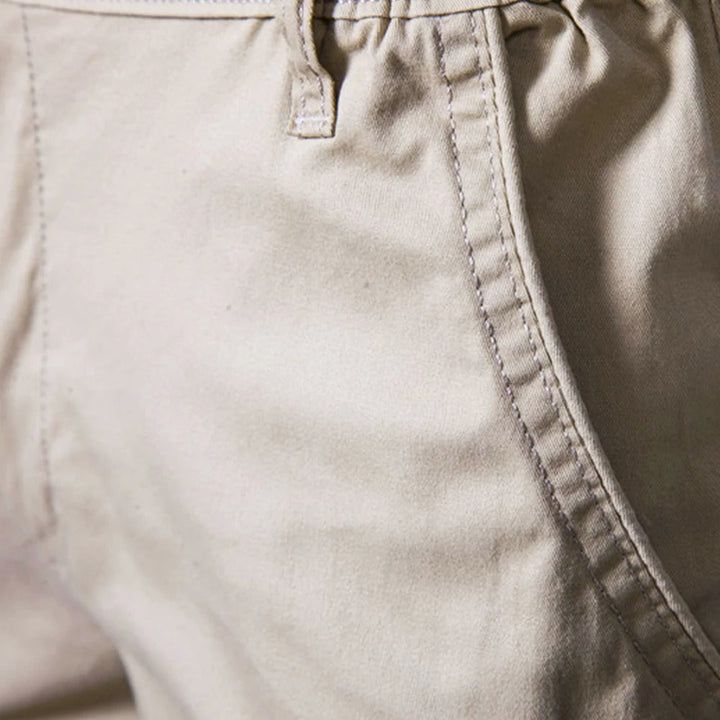 Mænds klassiske shorts med praktiske lommer og stretch for komfort og funktionalitet.