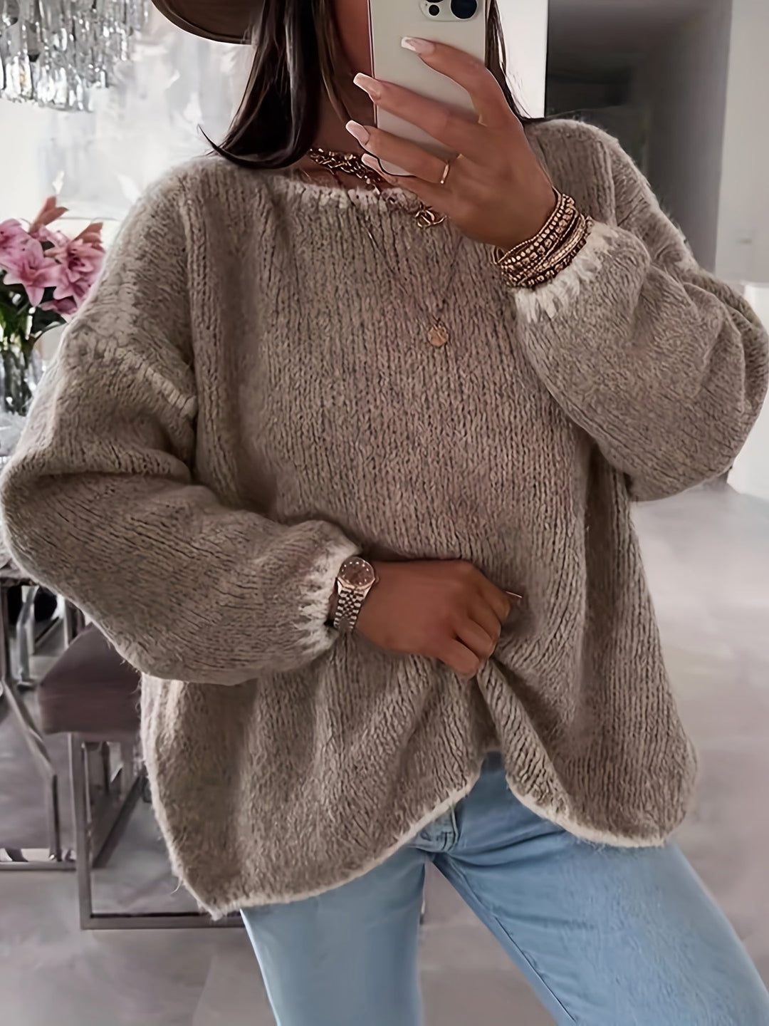 Moderne og komfortabel dame sweater med løs pasform, bådudskæring og unikke kontrasterende detaljer.