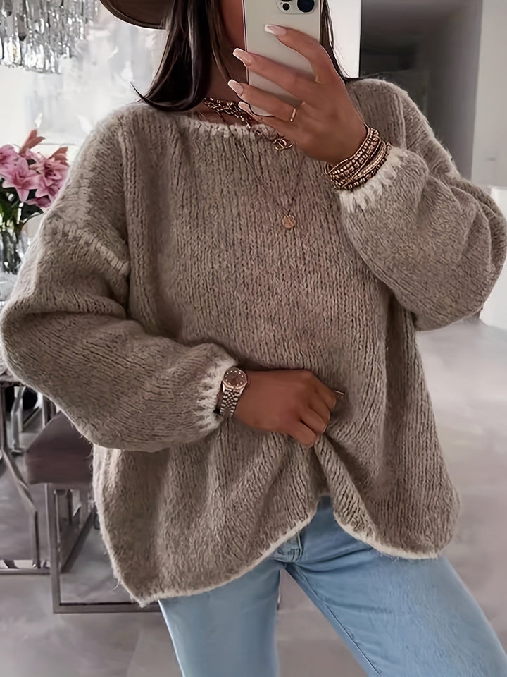 Moderne og komfortabel dame sweater med løs pasform, bådudskæring og unikke kontrasterende detaljer.