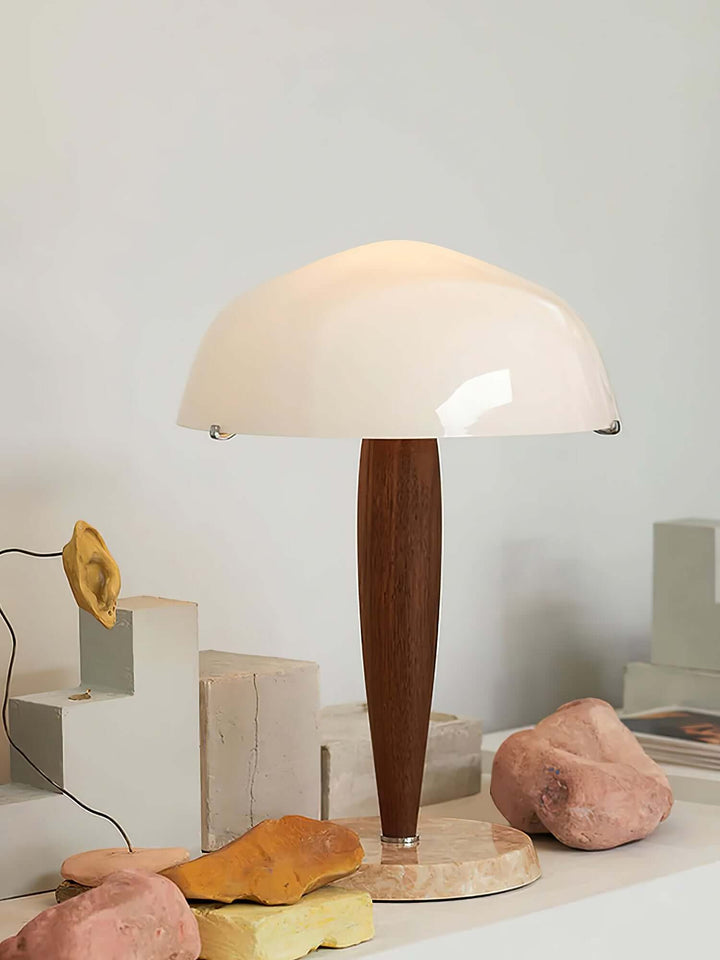 Designer bordlampe med valnødfod