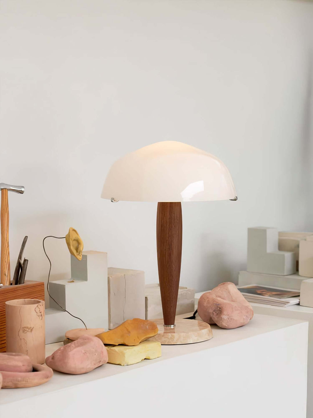 Designer bordlampe med valnødfod