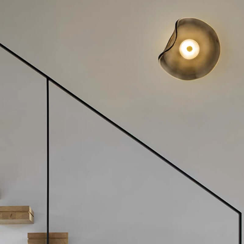 Moderne LED-væglampe med røgfarvet glas