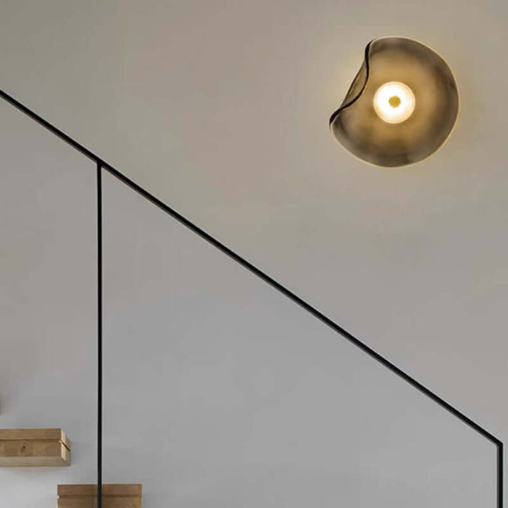 Moderne LED-væglampe med røgfarvet glas