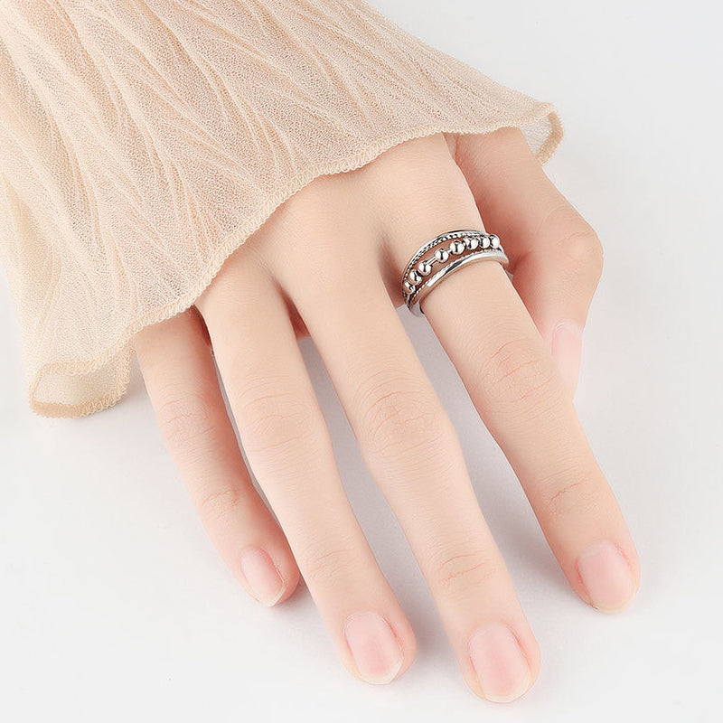 Unisex snurrende ring i rustfrit stål båret på fingeren. Justerbar fidget ring med bevægelige perler.