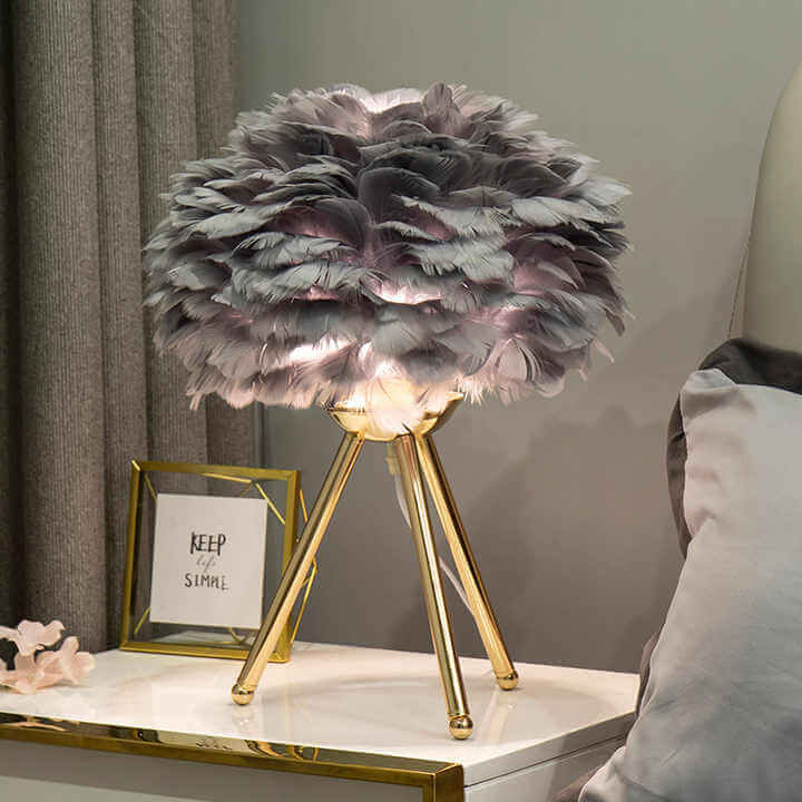 Dimmbar bordlampe med fjerdesign