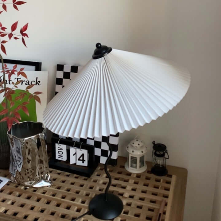 Moderne bølget desigbordlampe i metal