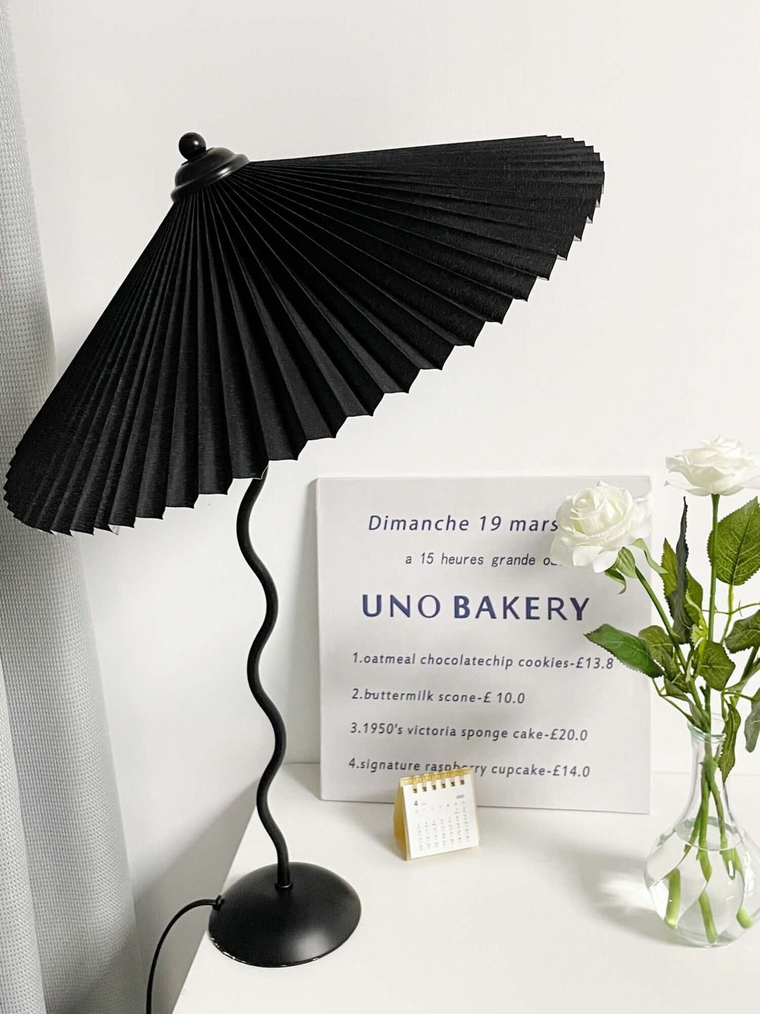 Moderne bølget desigbordlampe i metal