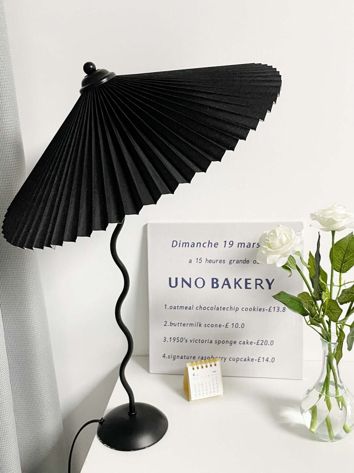 Moderne bølget desigbordlampe i metal