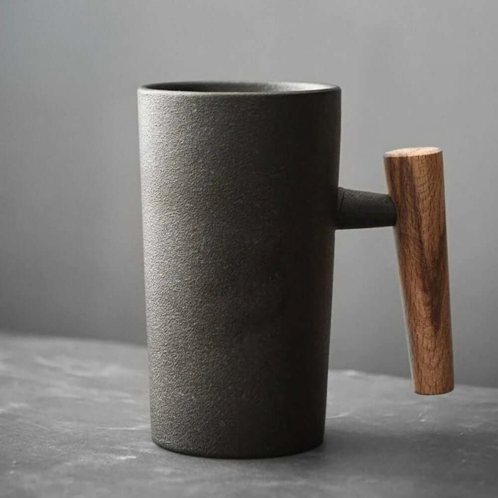Minimalistisk Keramikkop med Træhåndtag