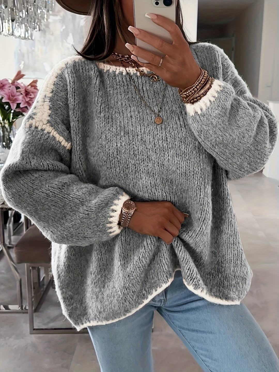 Komfortabel kvindetøj: løs pasform dame sweater med bådudskæring og elegante kontrasterende detaljer.