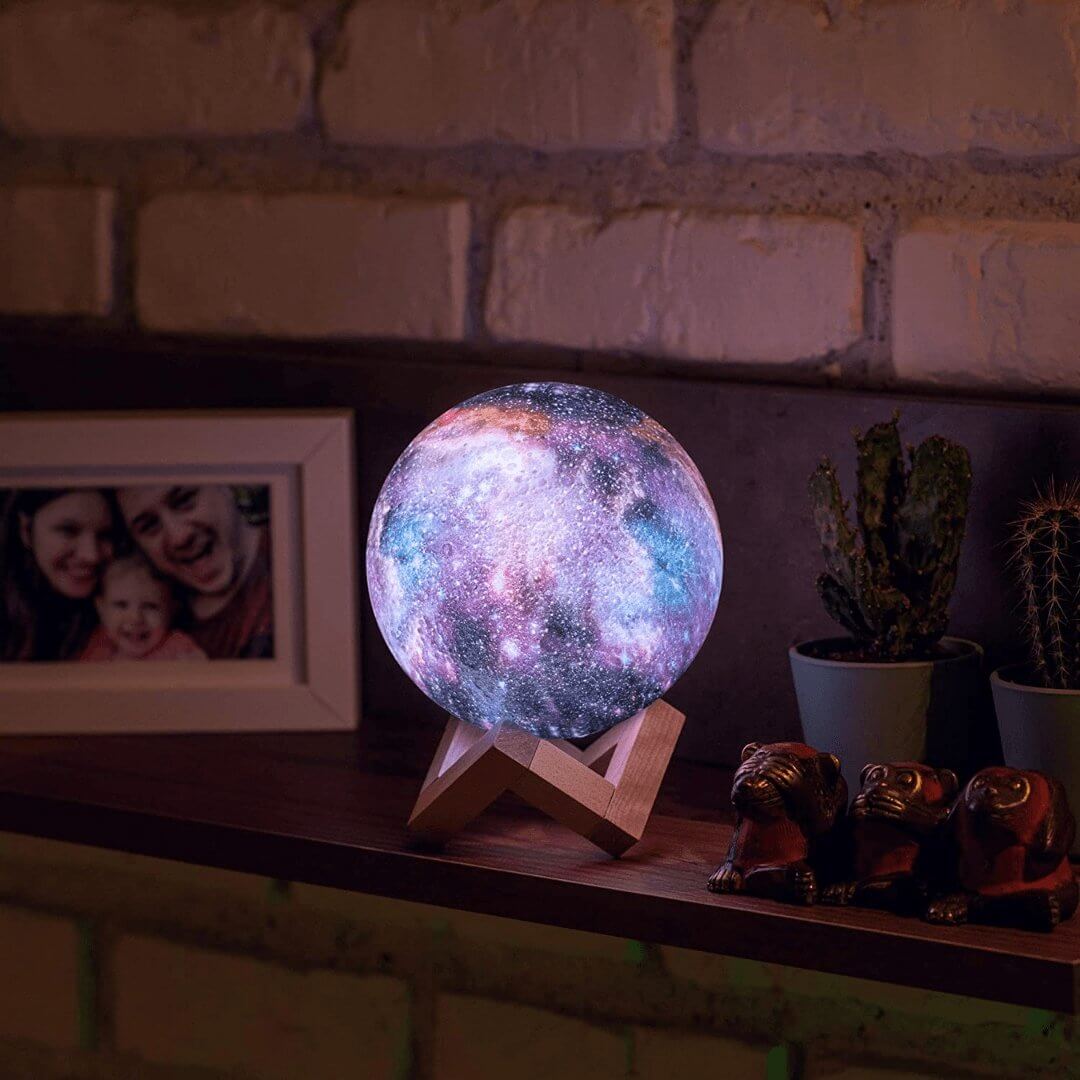 Touch-natlampe med stjernehimmelprojektor