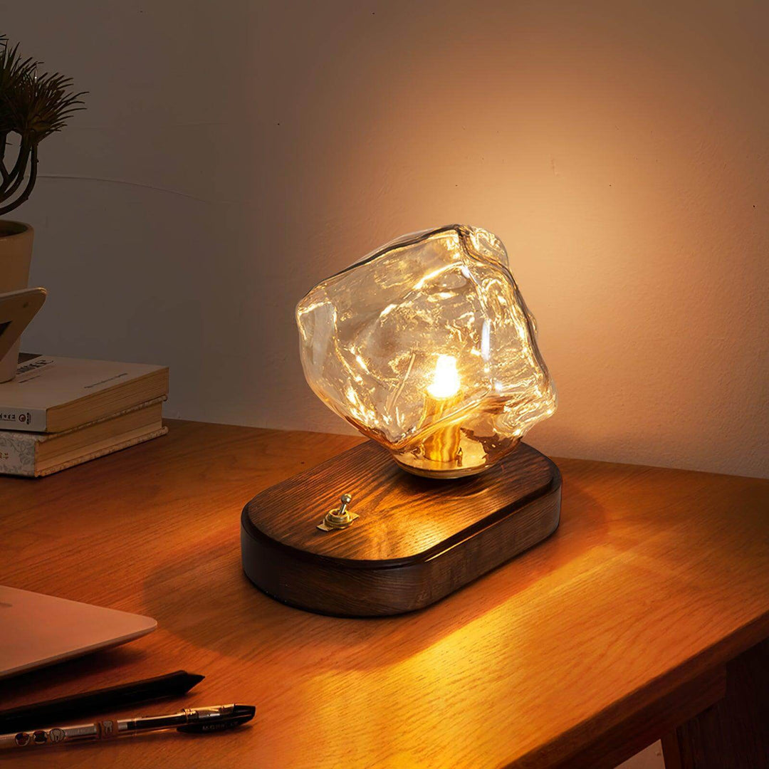 Bordlampe af glas i isstensdesign