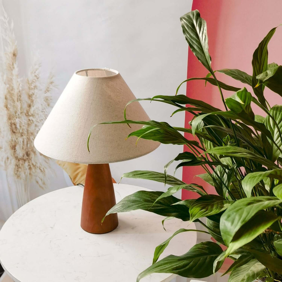 Bordlampe af massivt træ i århundredestil