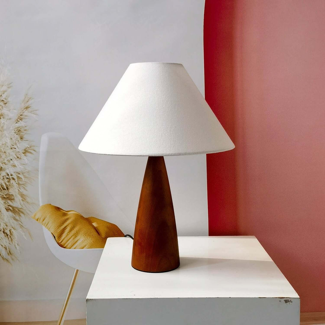 Bordlampe af massivt træ i århundredestil