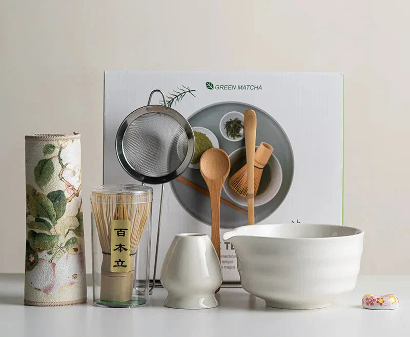 8-delt matcha-sæt i Sakura-design med keramisk skål, bambuspiskeris og opskummer, ideel til teceremonier.