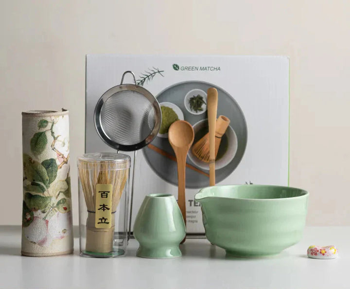 8-delt matcha-sæt i Sakura-design med keramisk skål, bambuspiskeris og opskummer, ideel til teceremonier.