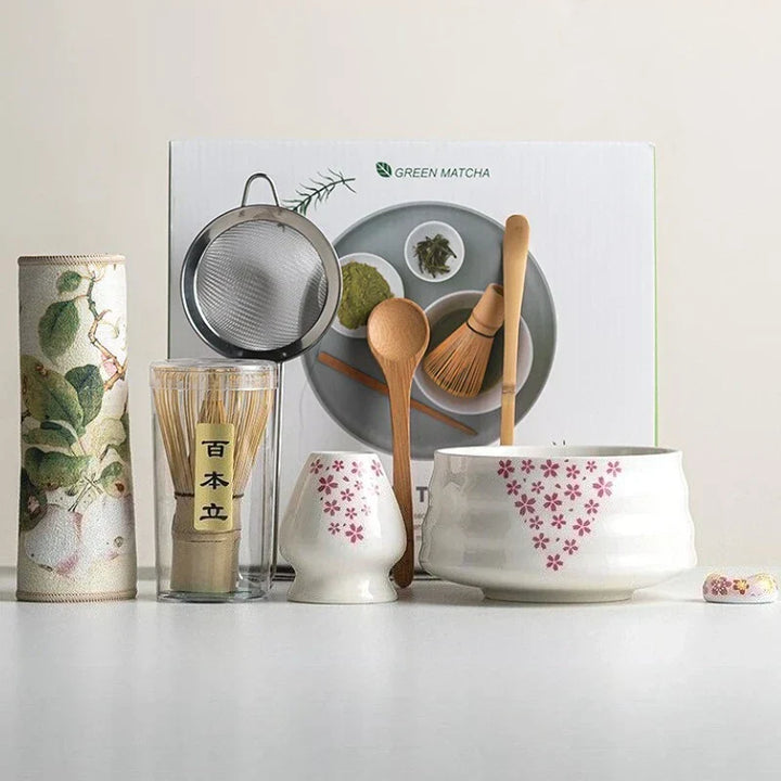 8-delt matcha-sæt i Sakura-design med keramisk skål, bambuspiskeris og opskummer, ideel til teceremonier.