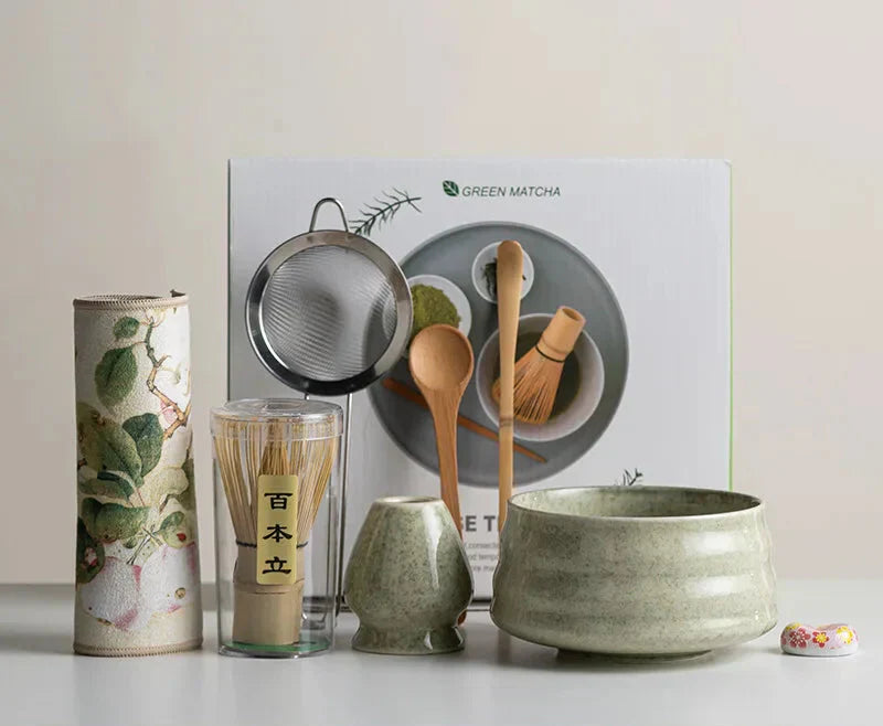 8-delt matcha-sæt i Sakura-design med keramisk skål, bambuspiskeris og opskummer, ideel til teceremonier.