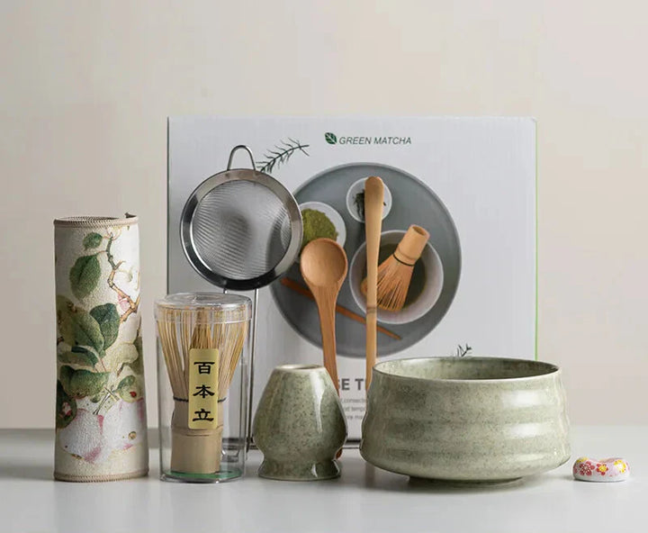 8-delt matcha-sæt i Sakura-design med keramisk skål, bambuspiskeris og opskummer, ideel til teceremonier.