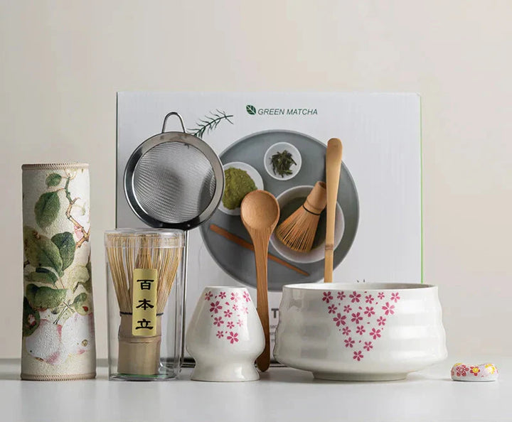 8-delt matcha-sæt i Sakura-design med keramisk skål, bambuspiskeris og opskummer, ideel til teceremonier.