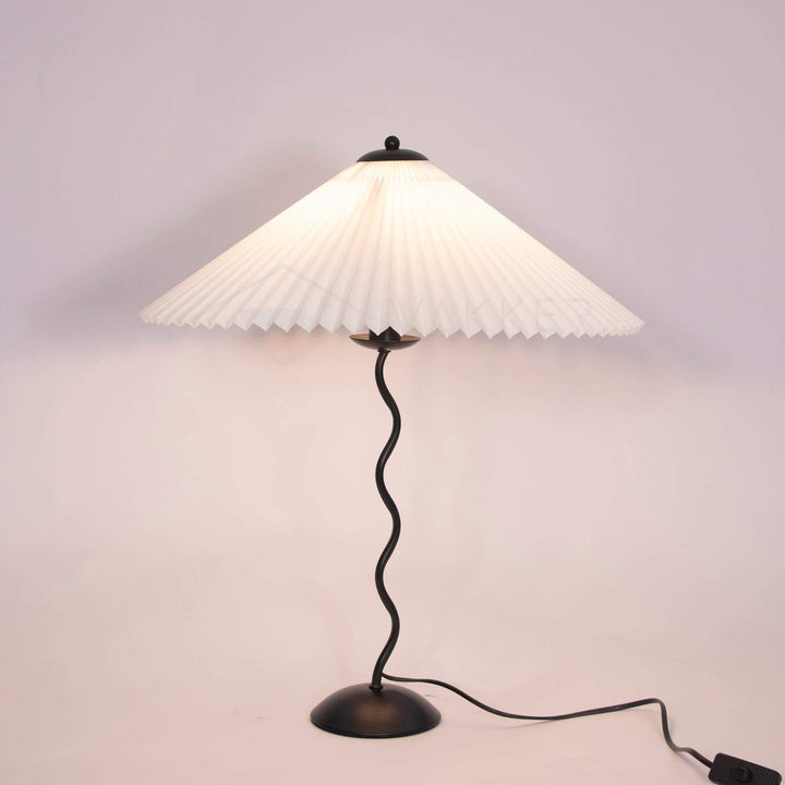 Moderne bølget desigbordlampe i metal