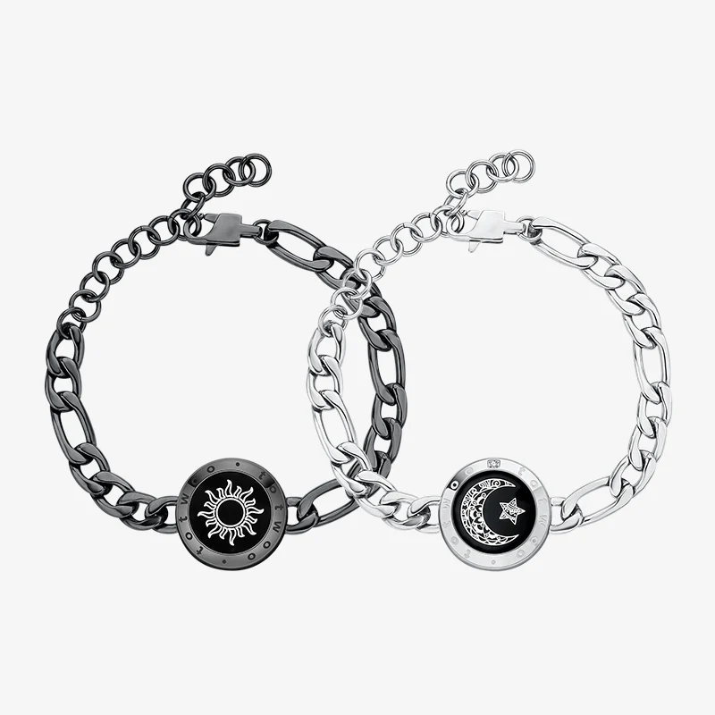 Detalje af sol og måne designet på de smarte pararmbånd, symboliserer samhørighed.
