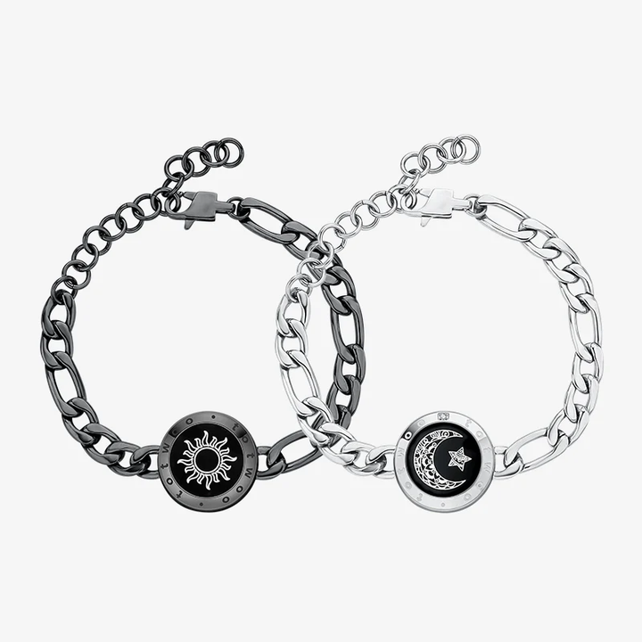 Detalje af sol og måne designet på de smarte pararmbånd, symboliserer samhørighed.