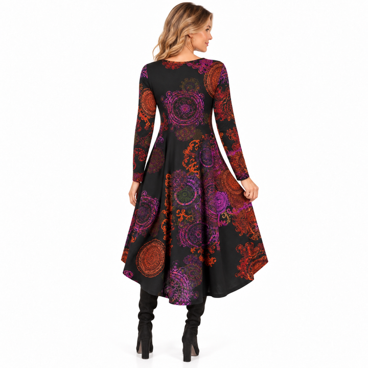 Moderne kvindekjole, boheme stil, med V-hals og flowy pasform. En must-have sommerkjole.