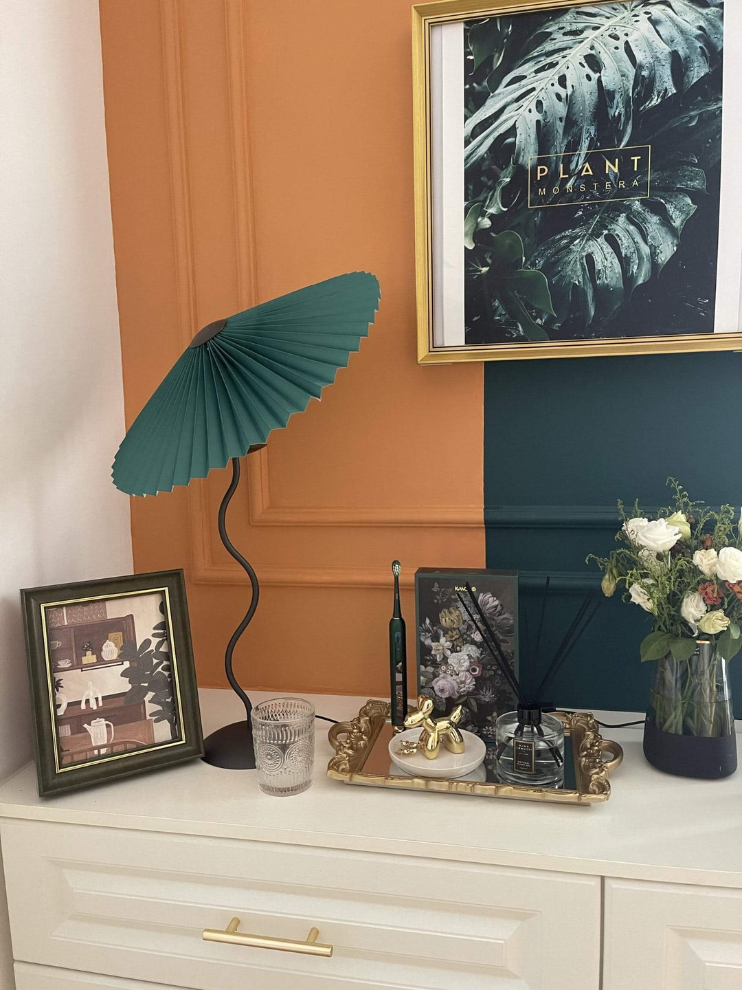 Moderne bølget desigbordlampe i metal