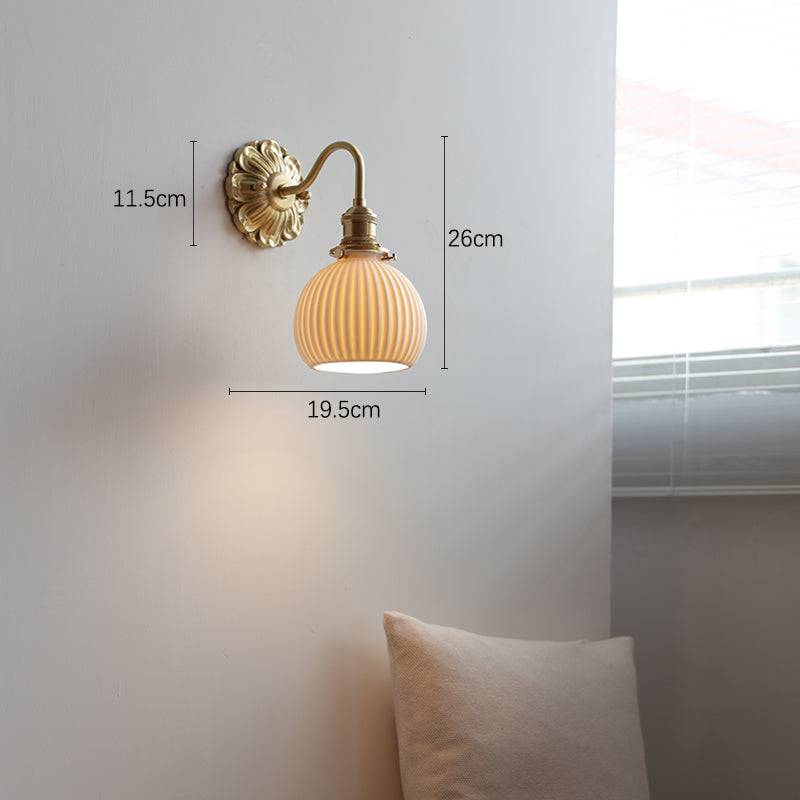 Elegant Keramik Væglampe med Messingdetaljer