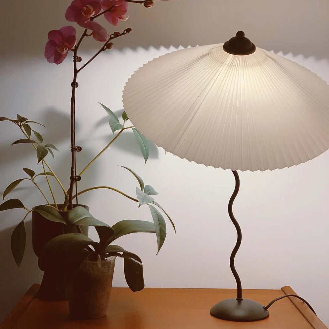 Moderne bølget desigbordlampe i metal