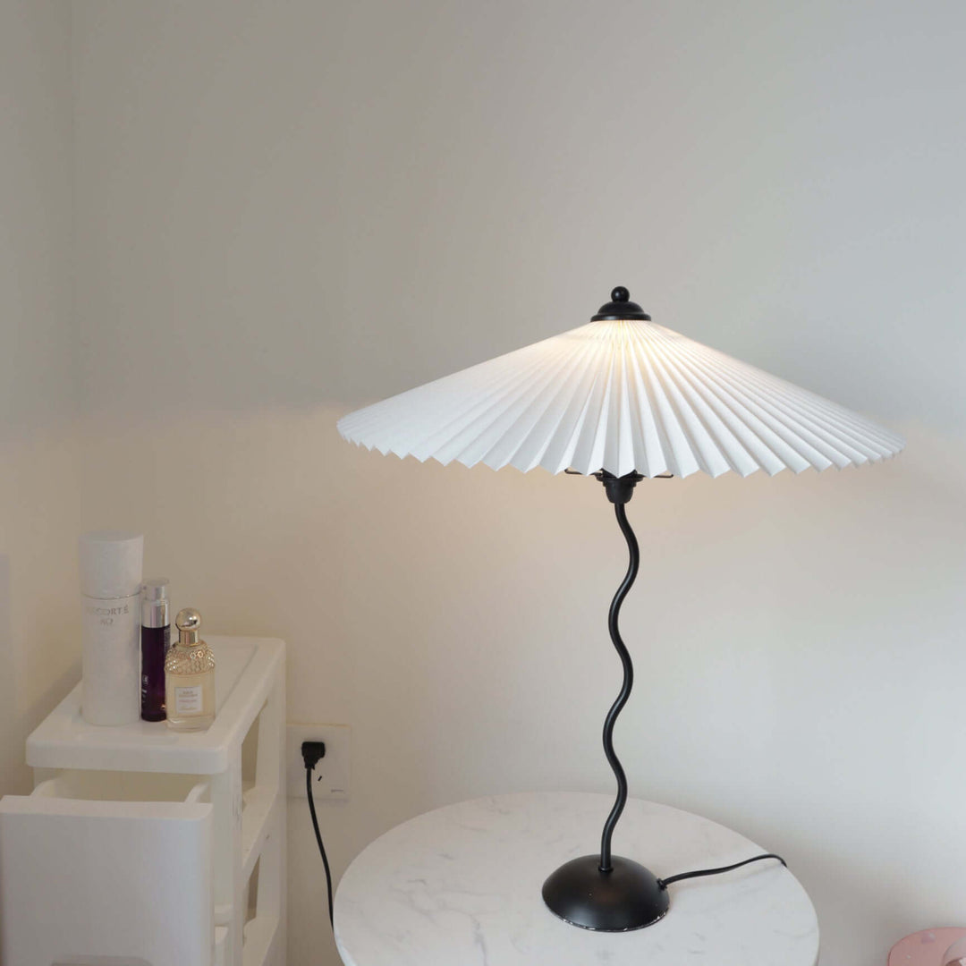 Moderne bølget desigbordlampe i metal