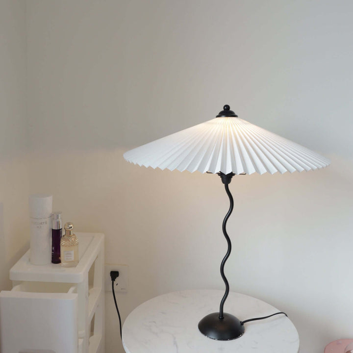Moderne bølget desigbordlampe i metal