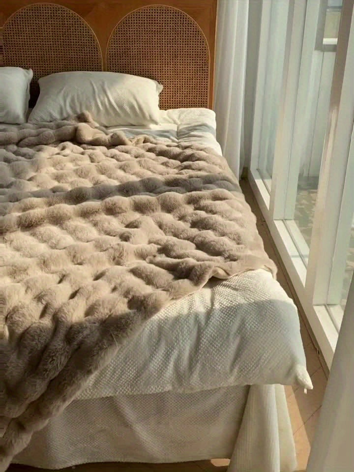 Indbydende blødt faux fur tæppe. Perfekt til at skabe en hyggelig krog i hjemmet.
