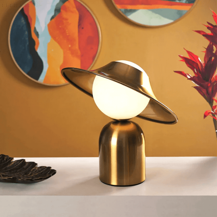 Elegant guld bordlampe i metal
