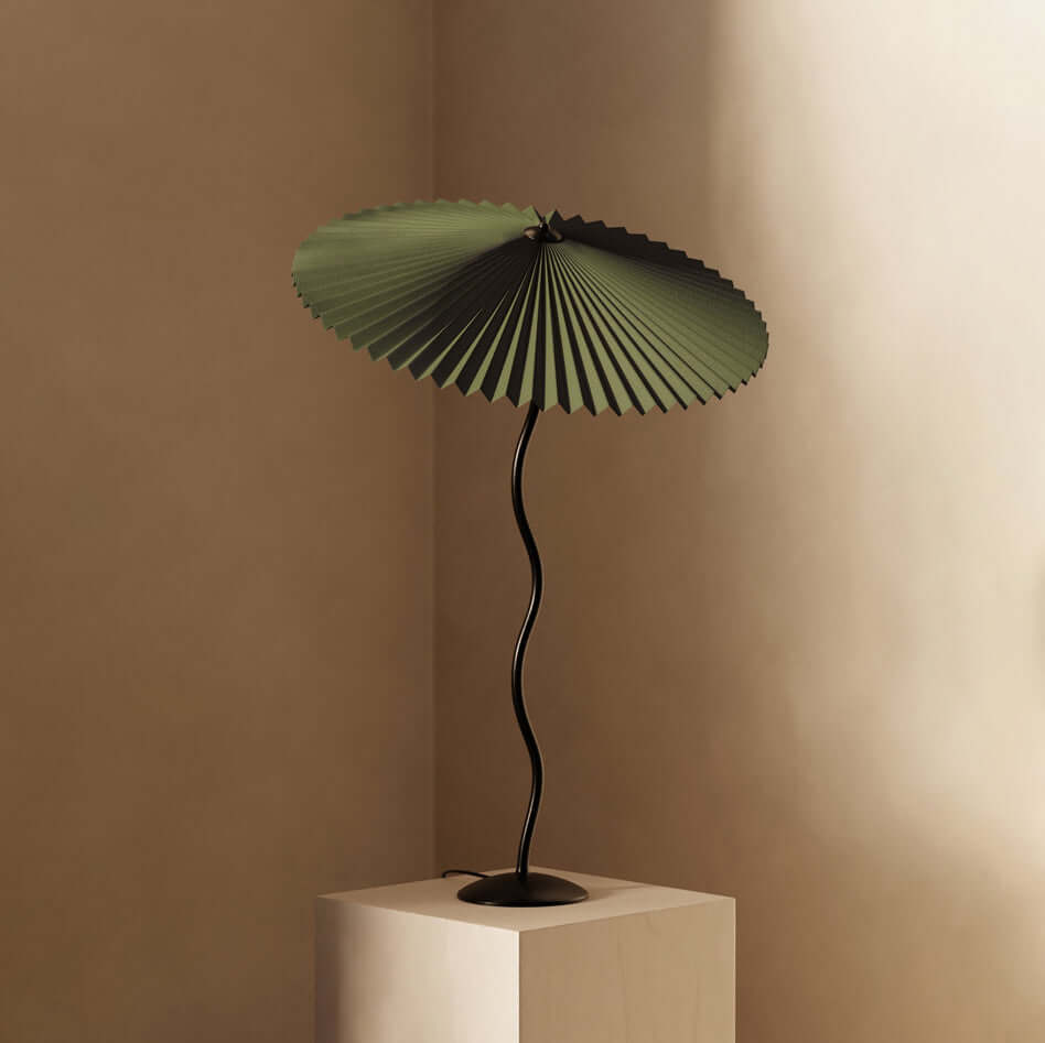 Moderne bølget desigbordlampe i metal